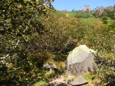 赤ナグレ岳はこの大岩から登る