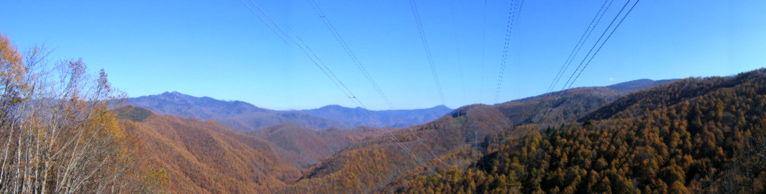 �ｂP５８鉄塔から左は燧ヶ岳、送電線の先は尾瀬の山