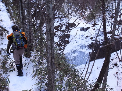 凍結した滝の横を登る