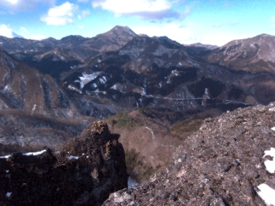 中垣岩手前の岩峰から見る浅間隠山