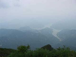 山頂から田子倉湖を見る