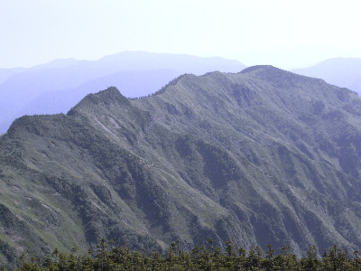 裏岩菅山から中岳、烏帽子岳を見る