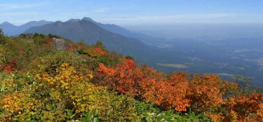 霊仙寺山から見る黒姫山、妙高山