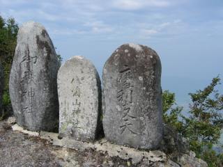 山頂の石碑