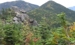 三宝山から見る甲武信ヶ岳と木賊山手前の岩は三宝石
