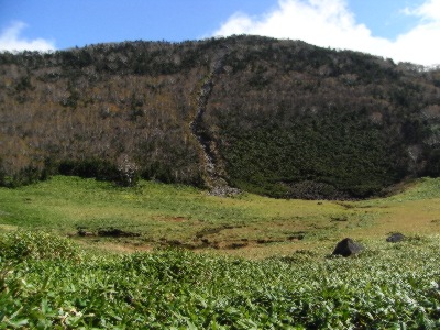 七ツ池と黒姫山（山頂からの崩落が見られる）