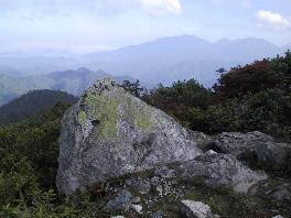 山頂の大きな石