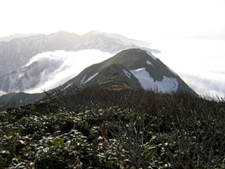 トトンボノ頭から永松山を見る
