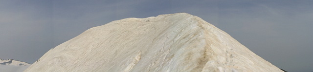 永松山の斜面には雪がべっとり