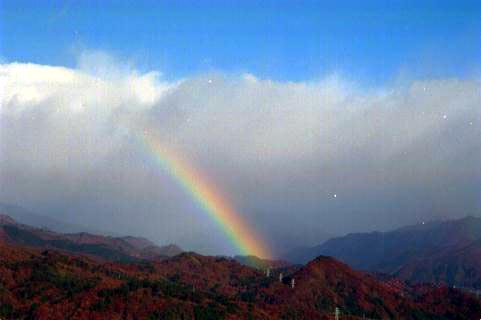 味城山から谷川岳方面に虹を見る