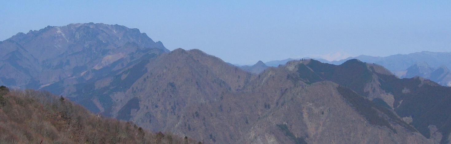 御嶽山から見る両神山、遠く白い浅間山が見える