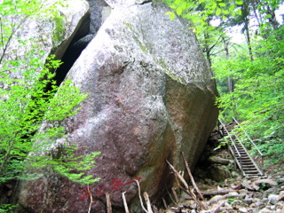 桃太郎岩