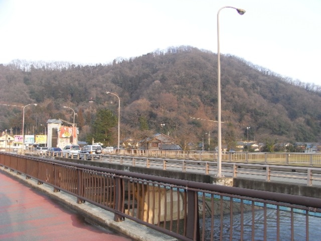 日野川の橋から見る村国山