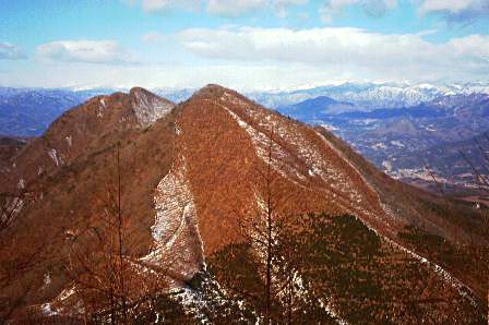 小野子山から中ノ岳、十二ヶ岳を見る