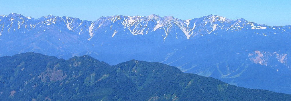 高妻山から見る五龍岳から白馬岳の稜線。遠く劔岳を遠望。