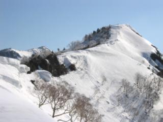 獅子ヶ鼻山への稜線、左の黒い部分が岩場部分