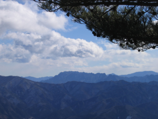 トヤ山山頂から両神山