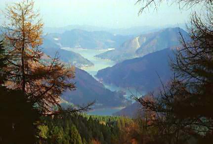 塚山から見る神流湖