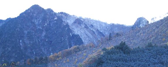 登山口から見た大岩と天丸山（右の岩峰）